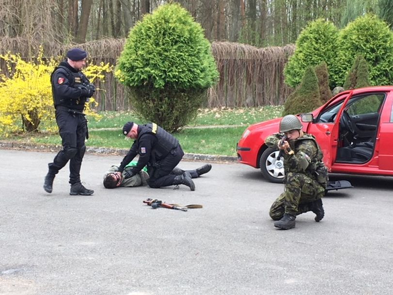 Vojáci a policisté mají v Hradci Králové společné cvičení 