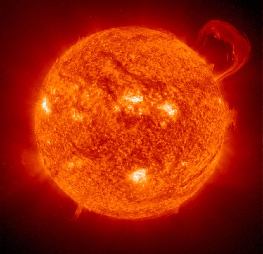 Povrch Slunce v UV záření, včetně výrazné protuberance v pravém horním rohu