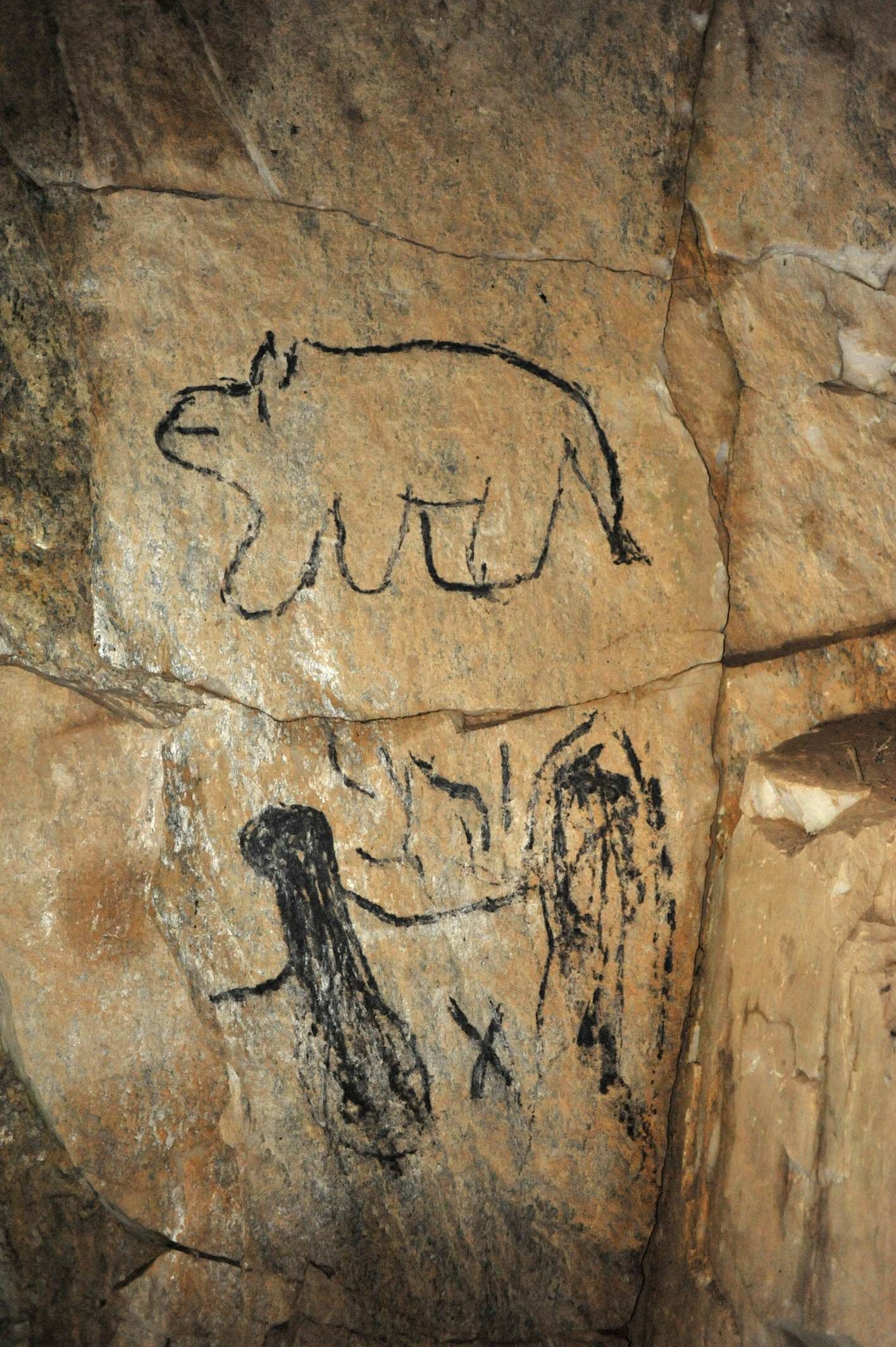Vandalové poničili nástěnnými malbami ústí Albeřické jeskyně