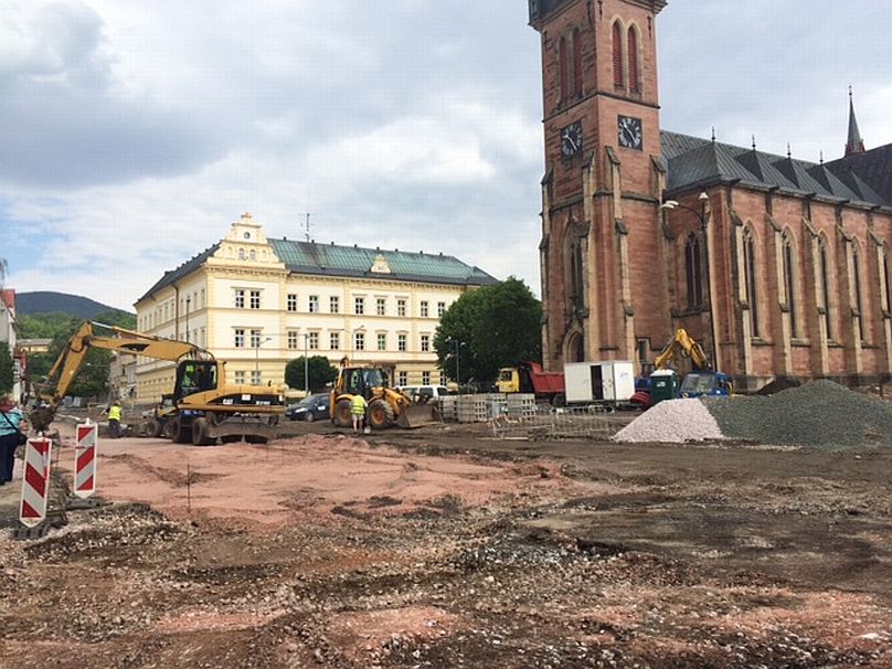 Okolí kostela svatého Vavřince ve Vrchlabí obsadili archeologové