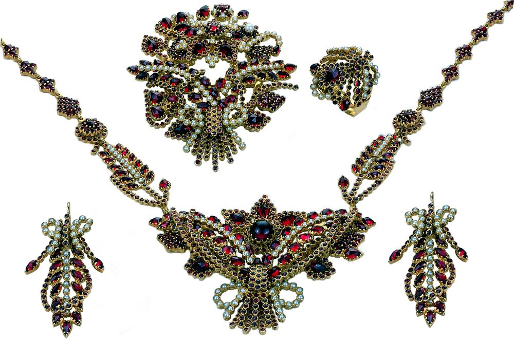 Souprava šperků s granáty a říčními perličkami