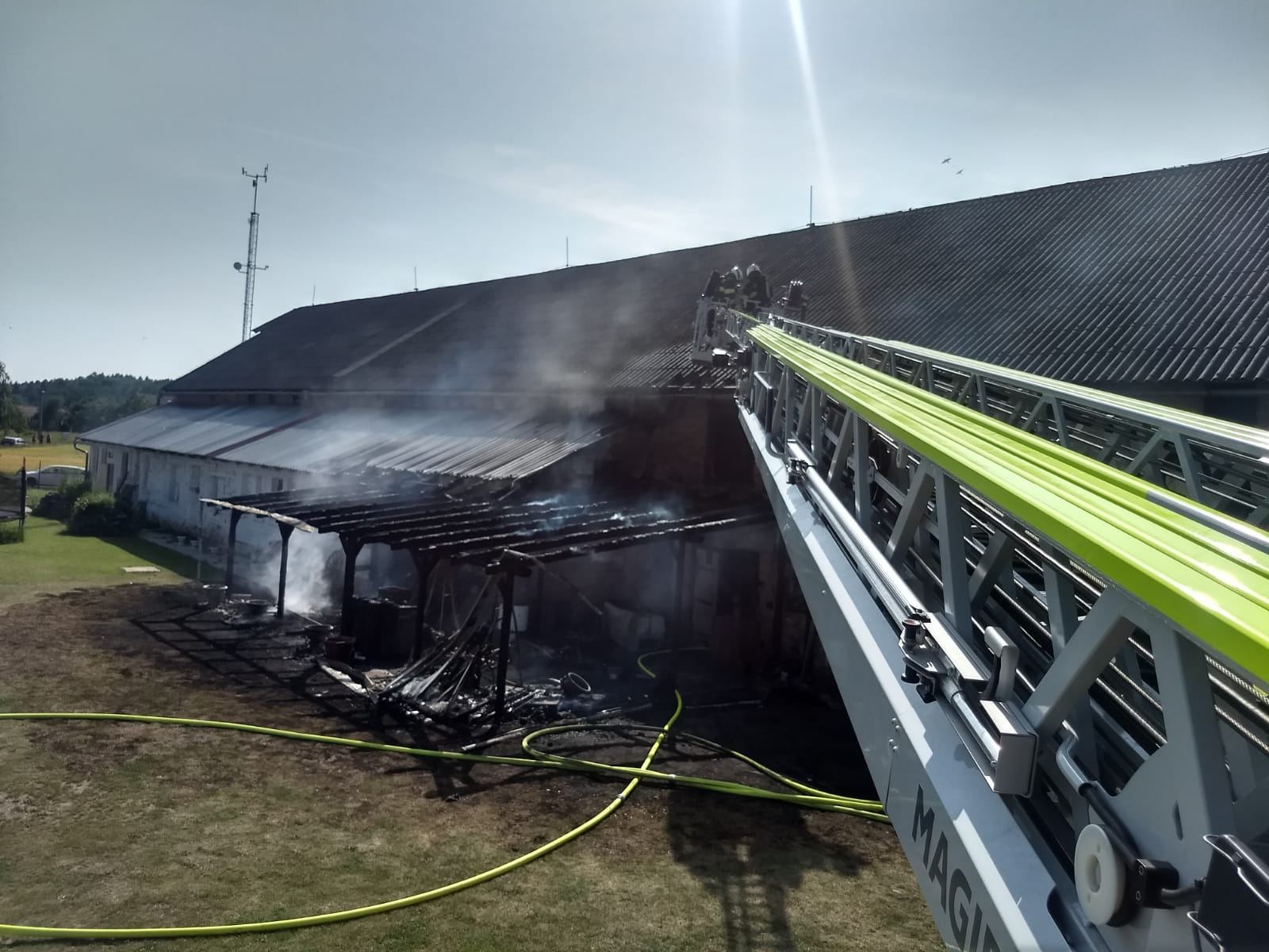 Sedm jednotek hasičů likvidovalo požár bývalého kravína v Nové Vsi na Rychnovsku