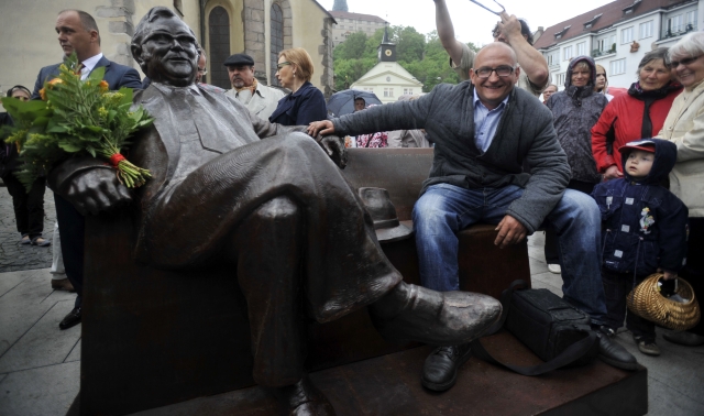 V Náchodě odhalili lavičku Josefa Škvoreckého. Poctu místnímu rodákovi vytvořil sochař Josef Faltus (na snímku)