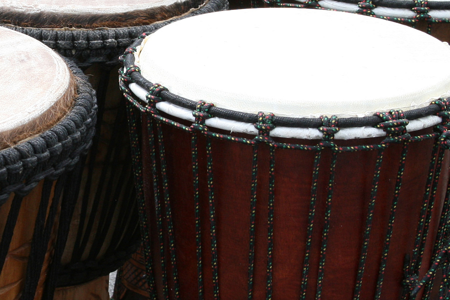 Bubny se vyrábí ze dřeva a kůže