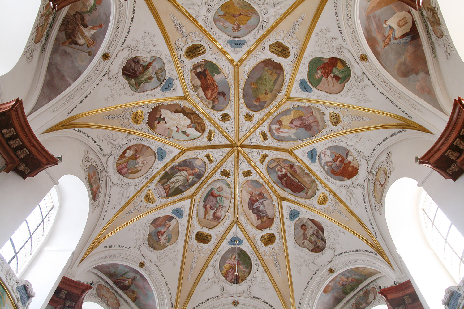 Skvostný strop zámecké kaple Zjevení Páně