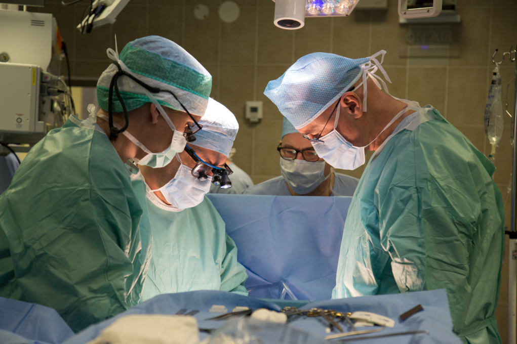 Lékaři v IKEMu provádějí první transplantaci dělohy v ČR