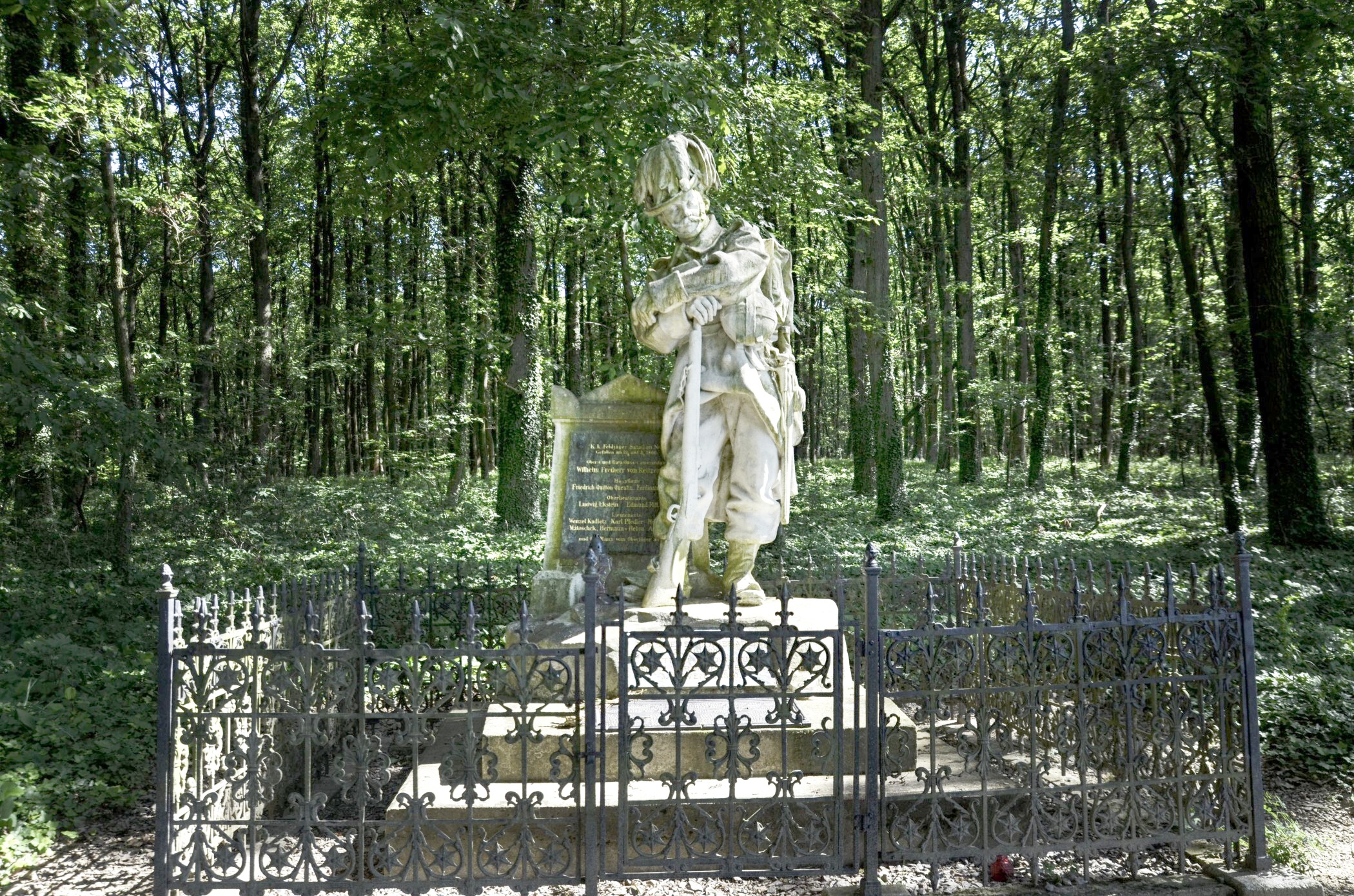 Pomník myslivce na kraji naučné stezky v lese Svíb