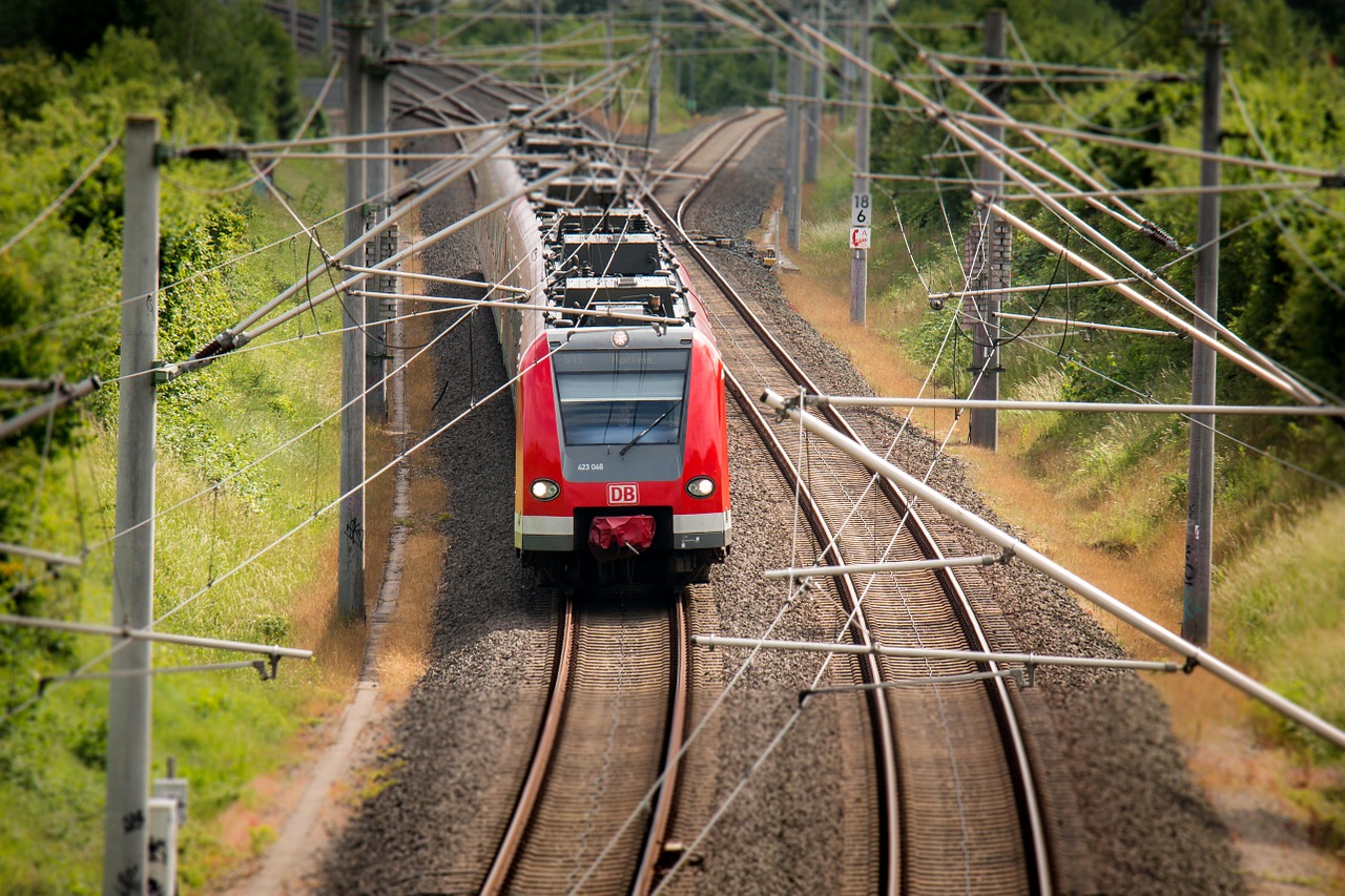 Želenice a vlak (ilustrační foto)
