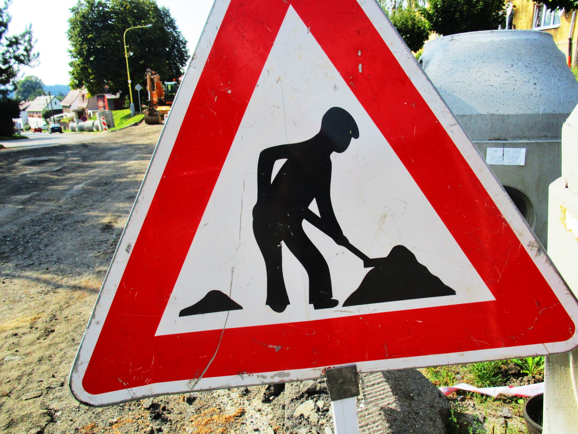 Dopravní značka upozorňující řidiče na práci na silnici (ilustrační foto)
