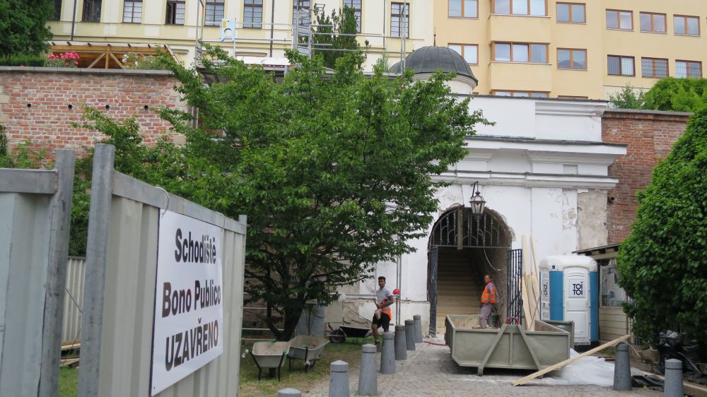 V Hradci Králové začala oprava 200 let starého schodiště Bono publico