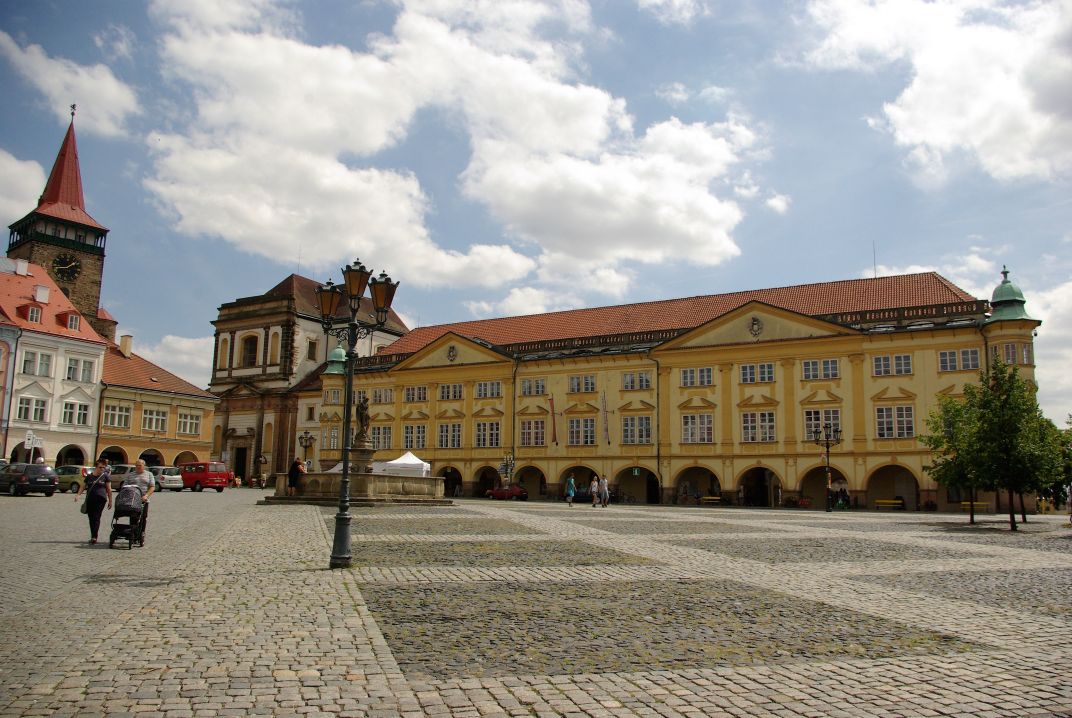 Regionální muzeum v Jičíně sídlí v části Valdštejnského paláce, kde má v nevyhovujícím prostředí i část sbírkových předmětů