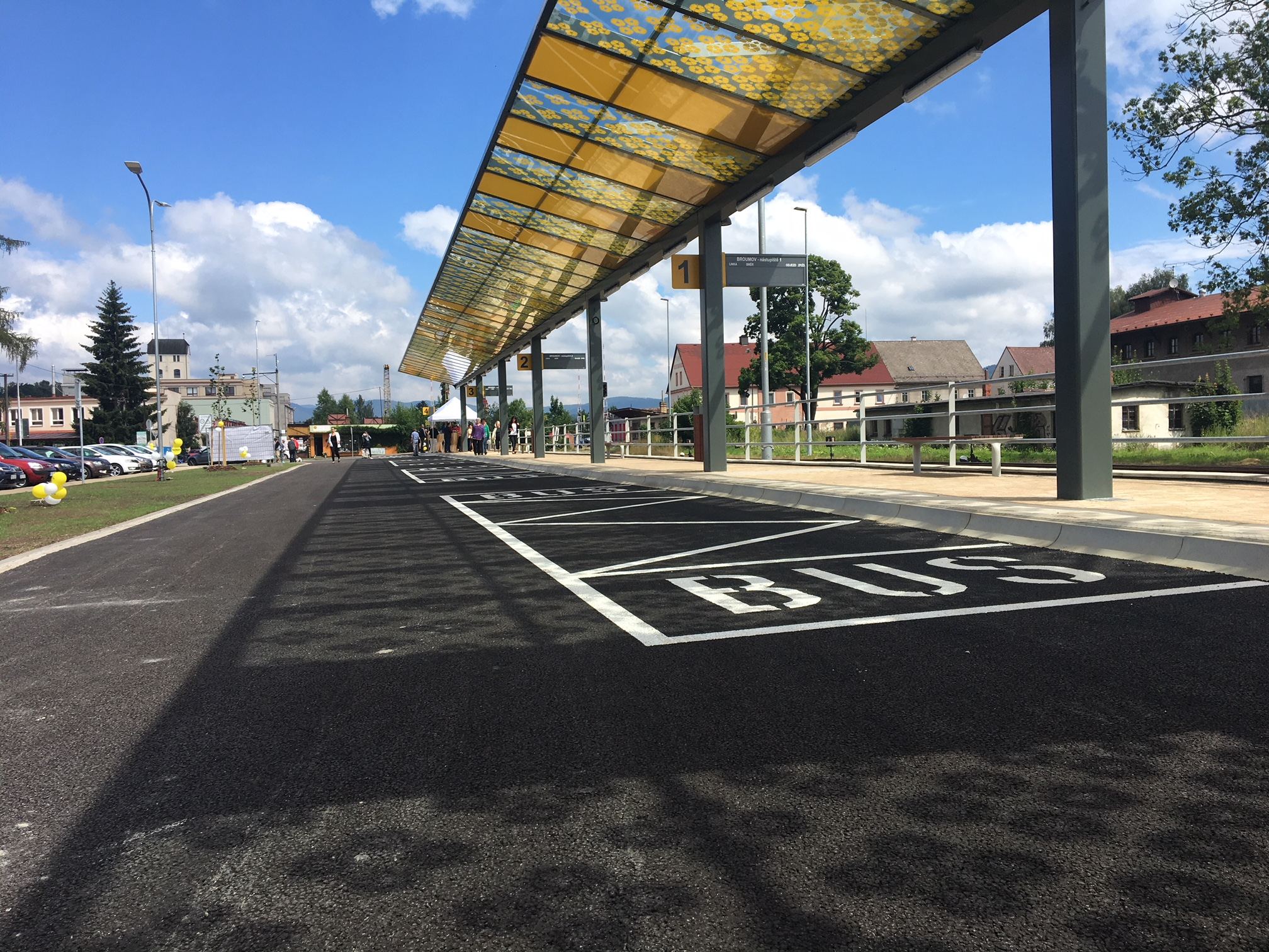 V Broumově otevřeli nové autobusové nádraží. Terminál navazuje na vlakovou zastávku