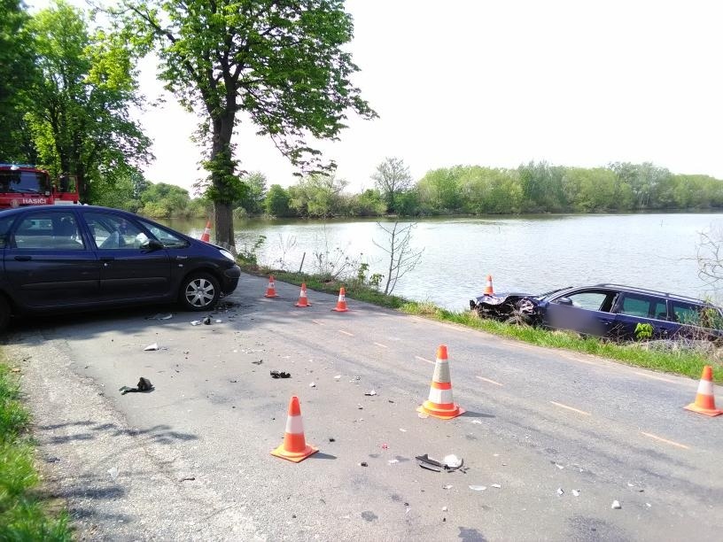 Po dopravní nehodě dvou aut skončilo jedno v rybníku