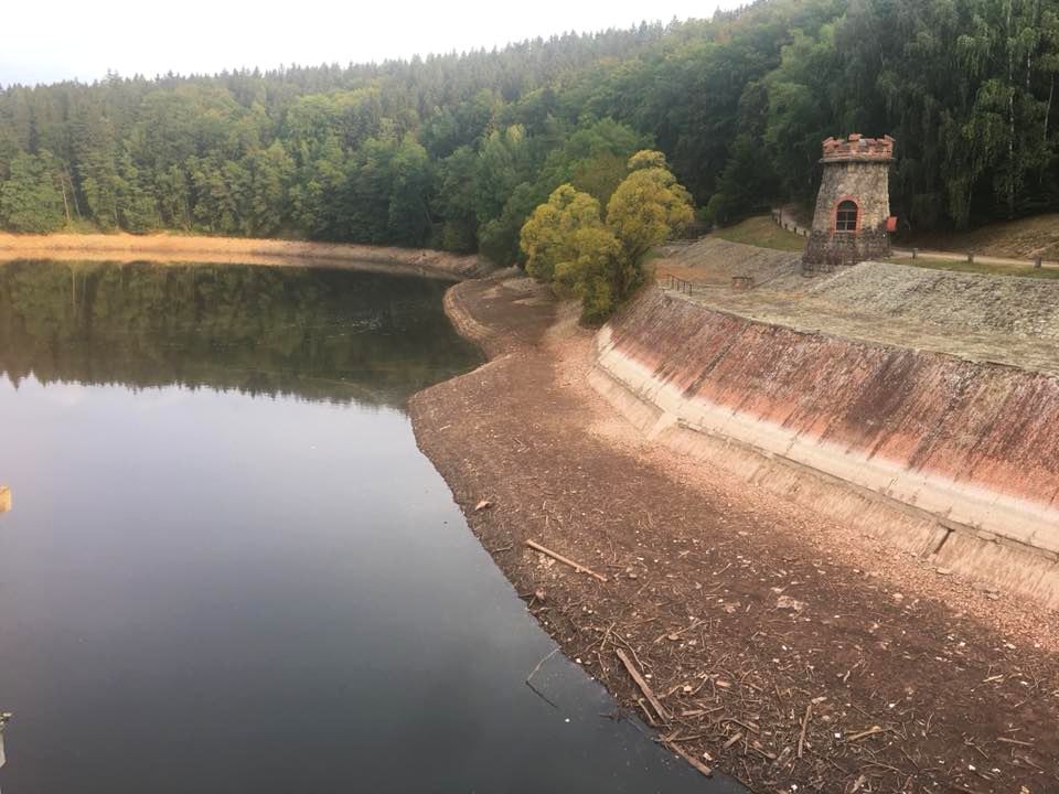 V přehradě Les Království u Dvora Králové nad Labem chybí asi milion kubíků vody