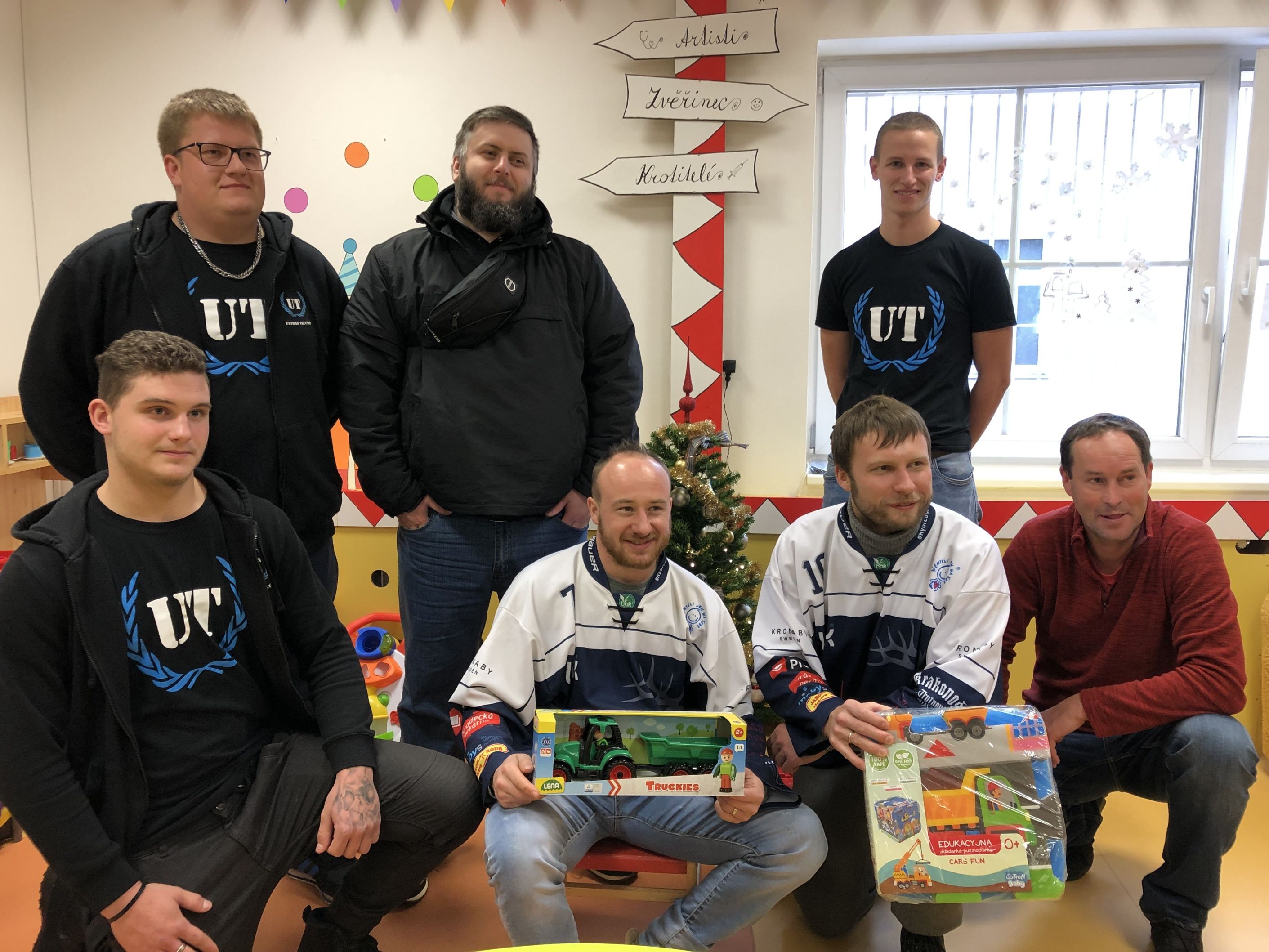 Díky hokejovým fanouškům i hráčům má Dětské oddělení nemocnice v Trutnově novou hernou