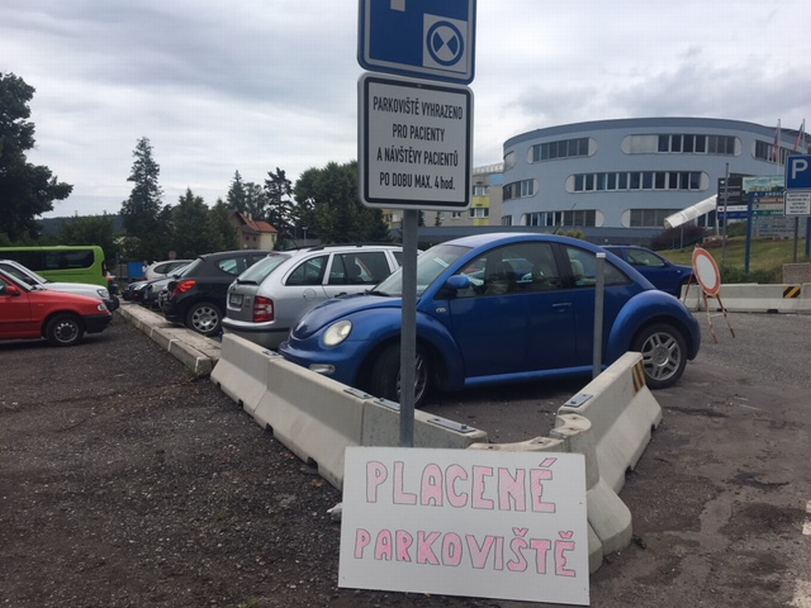 Náchodská nemocnice zpoplatnila parkování před areálem