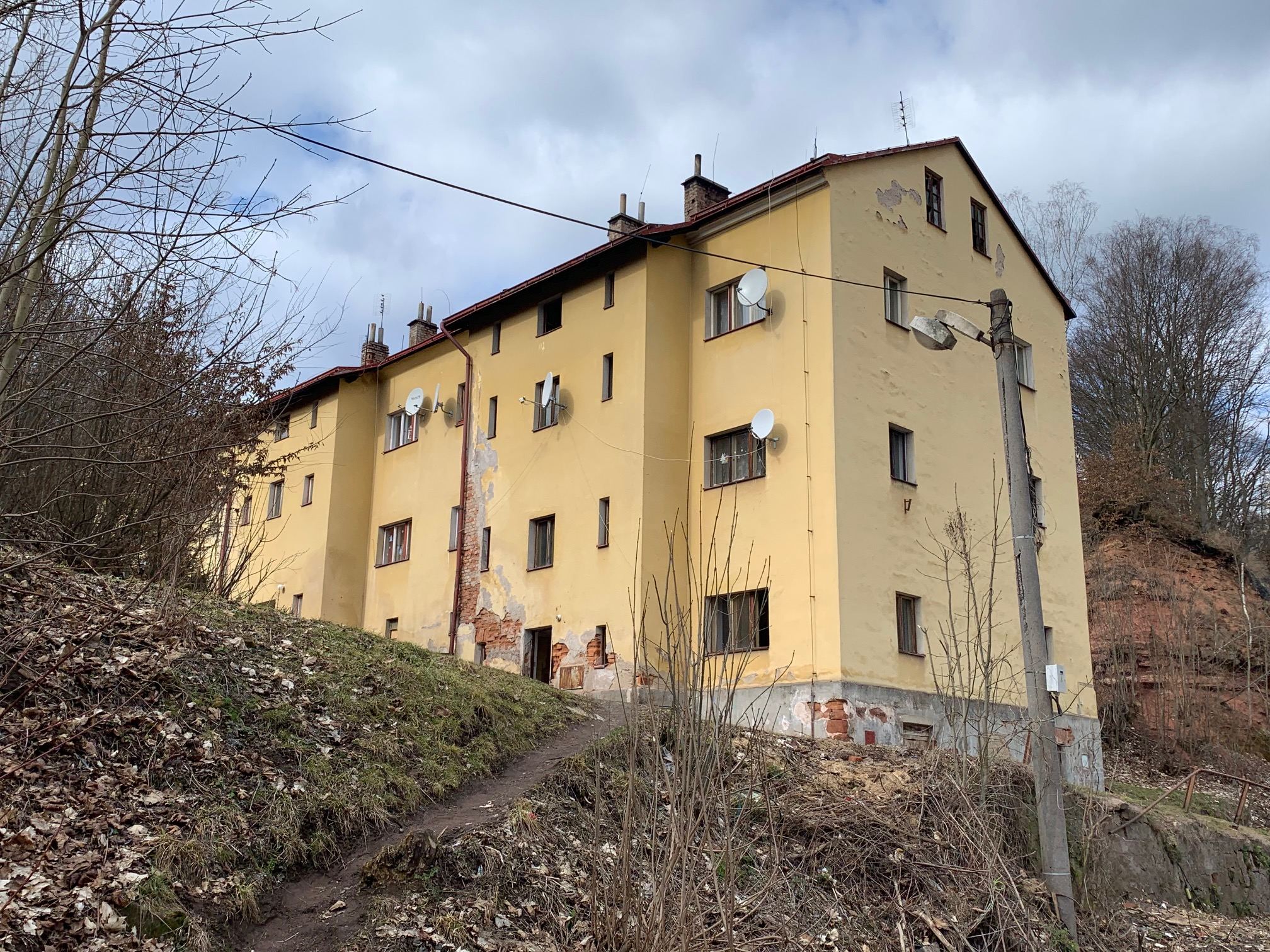 Desítky obyvatel bytového domu v Úpici si musí hledat nové ubytování