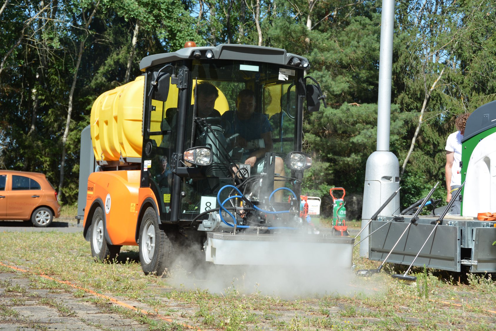 Testování technologií, které mají v Hradci Králové nahradit při likvidování plevele herbicidy