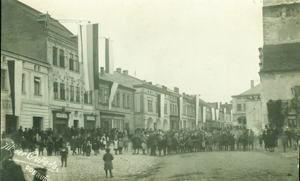 Pohlednice nepravého převratu v říjnu 1918 zhotovená ateliérem Ouřada