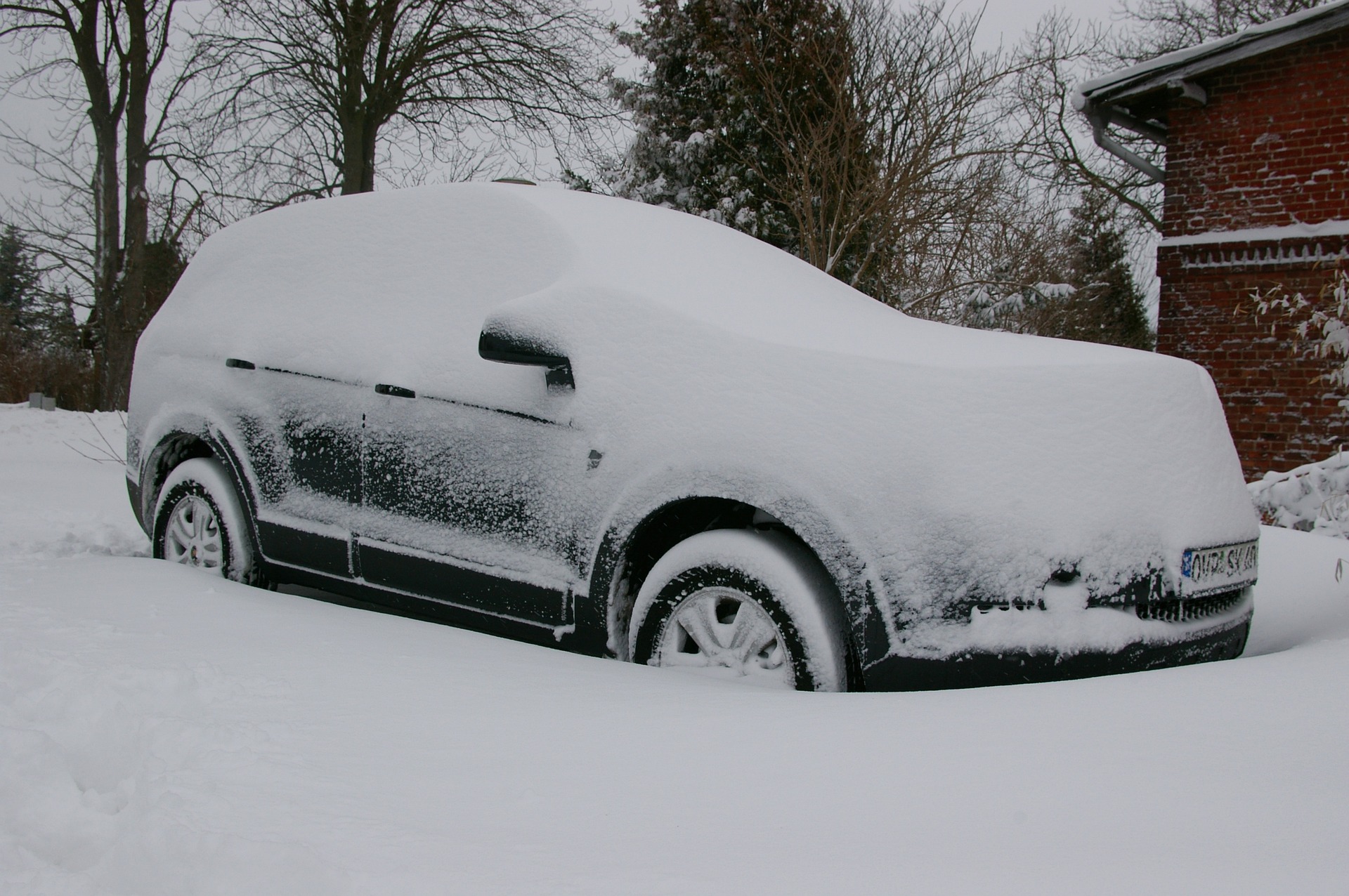 Špatně zaparkovaná auta v zimě komplikují dopravu (ilustrační foto)