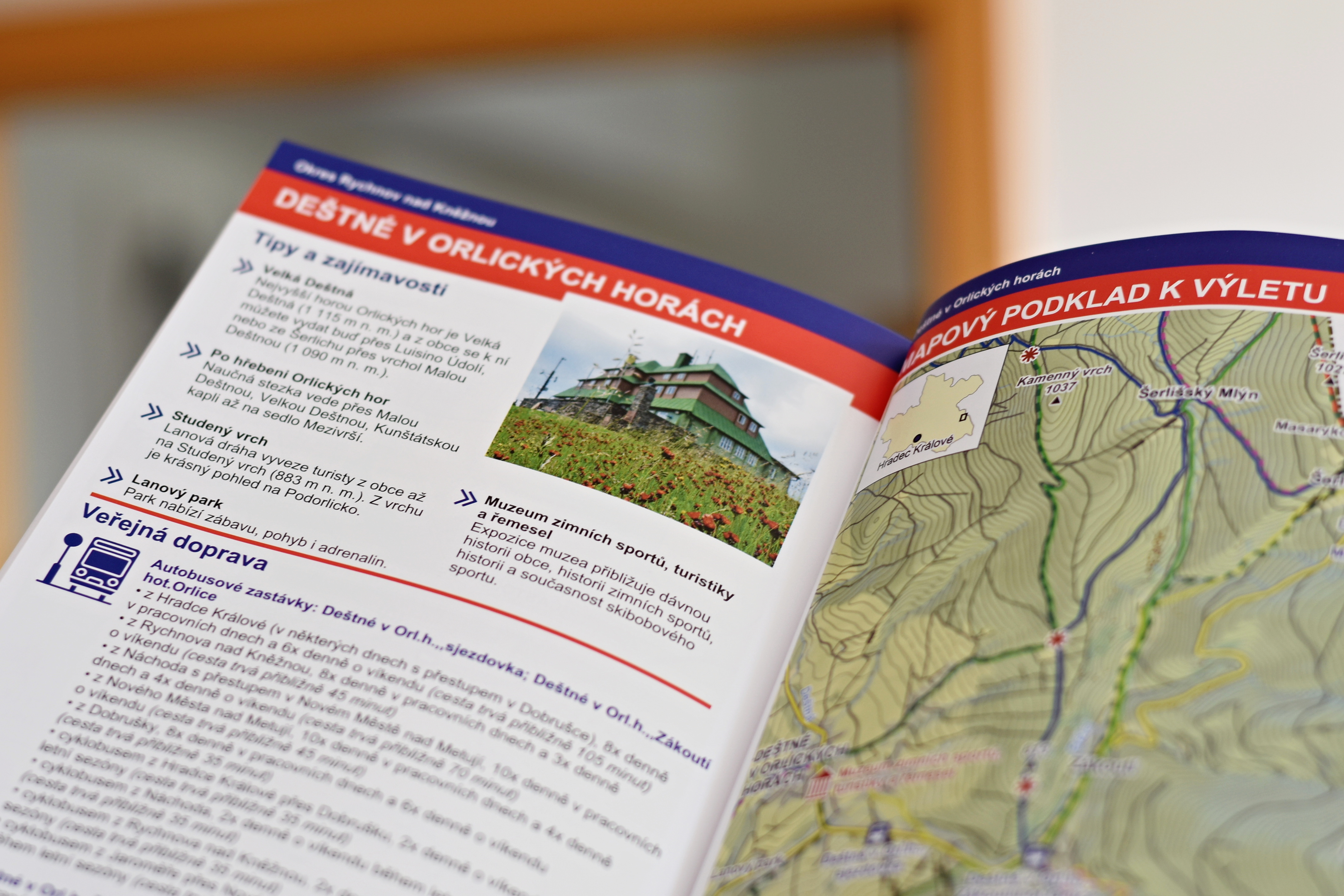 Brožura s tipy na výlety obsahuje místa, kam se turisté dostanou veřejnou dopravou