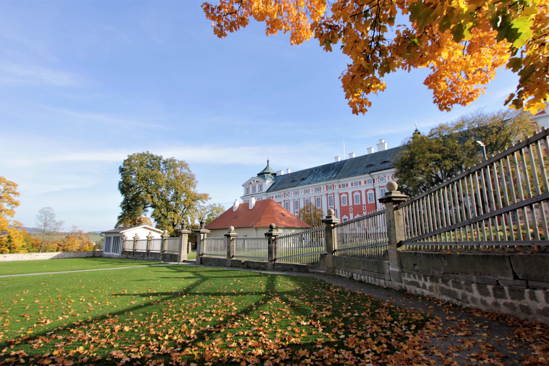 Kouzelné podzimní barvy čarují v klášterní zahradě v Broumově