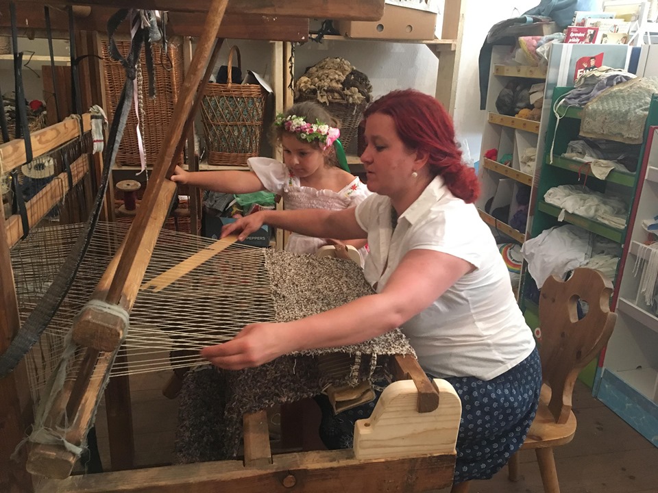V Josefově u Jaroměře mají nový ateliér starých textilních řemesel. Vznikl pro zájemce o tradiční české techniky zpracování textilií