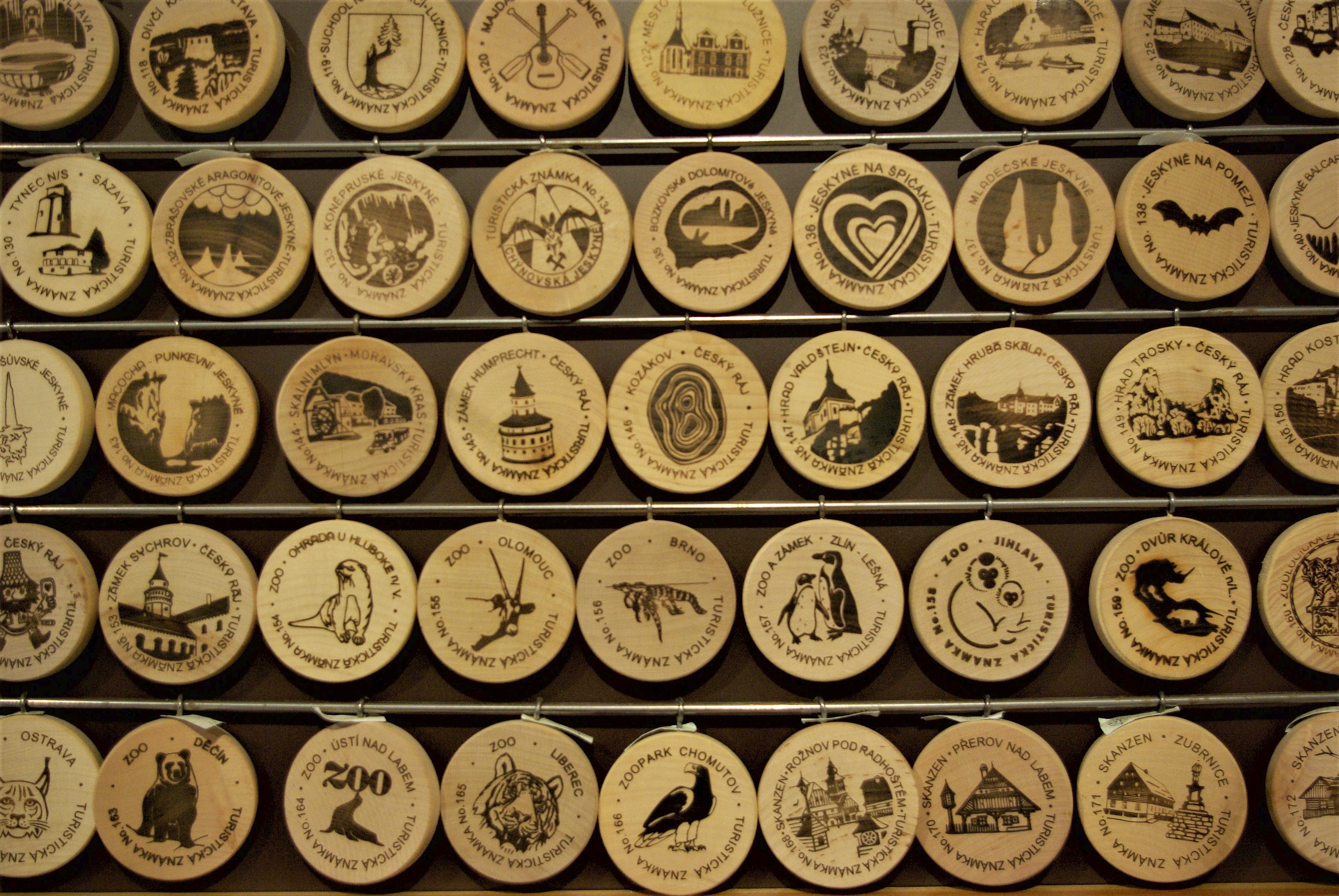 Ze sbírky dřevěných turistických známek na novopacké výstavě ke století novopacké turistiky