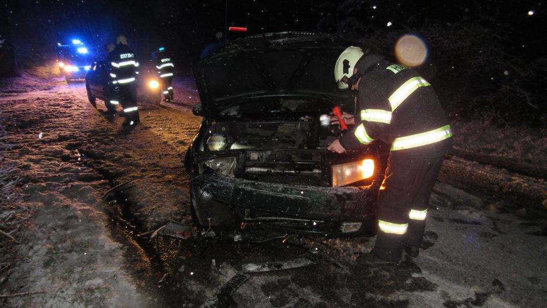 Počasí komplikuje dopravu, hasiči mají napilno - dopravní nehoda Svinary