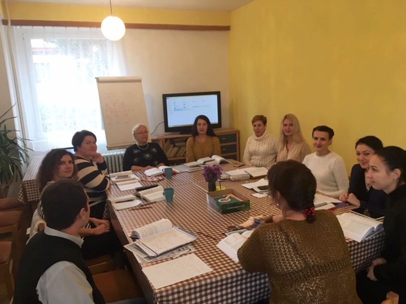 Desítka zdravotních sestřiček z Ukrajiny se v Trutnově učí česky