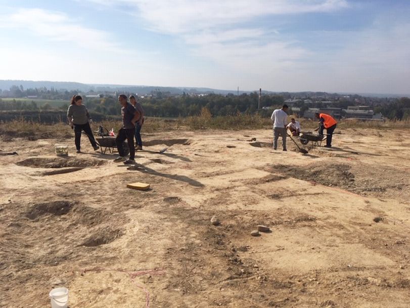 Na poli nedaleko cihelny v Kostelci nad Orlicí probíhá archeologický průzkum