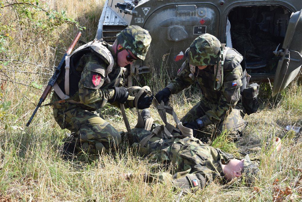 Vojáci Fakulty vojenského zdravotnictví Univerzity obrany cvičí na mise