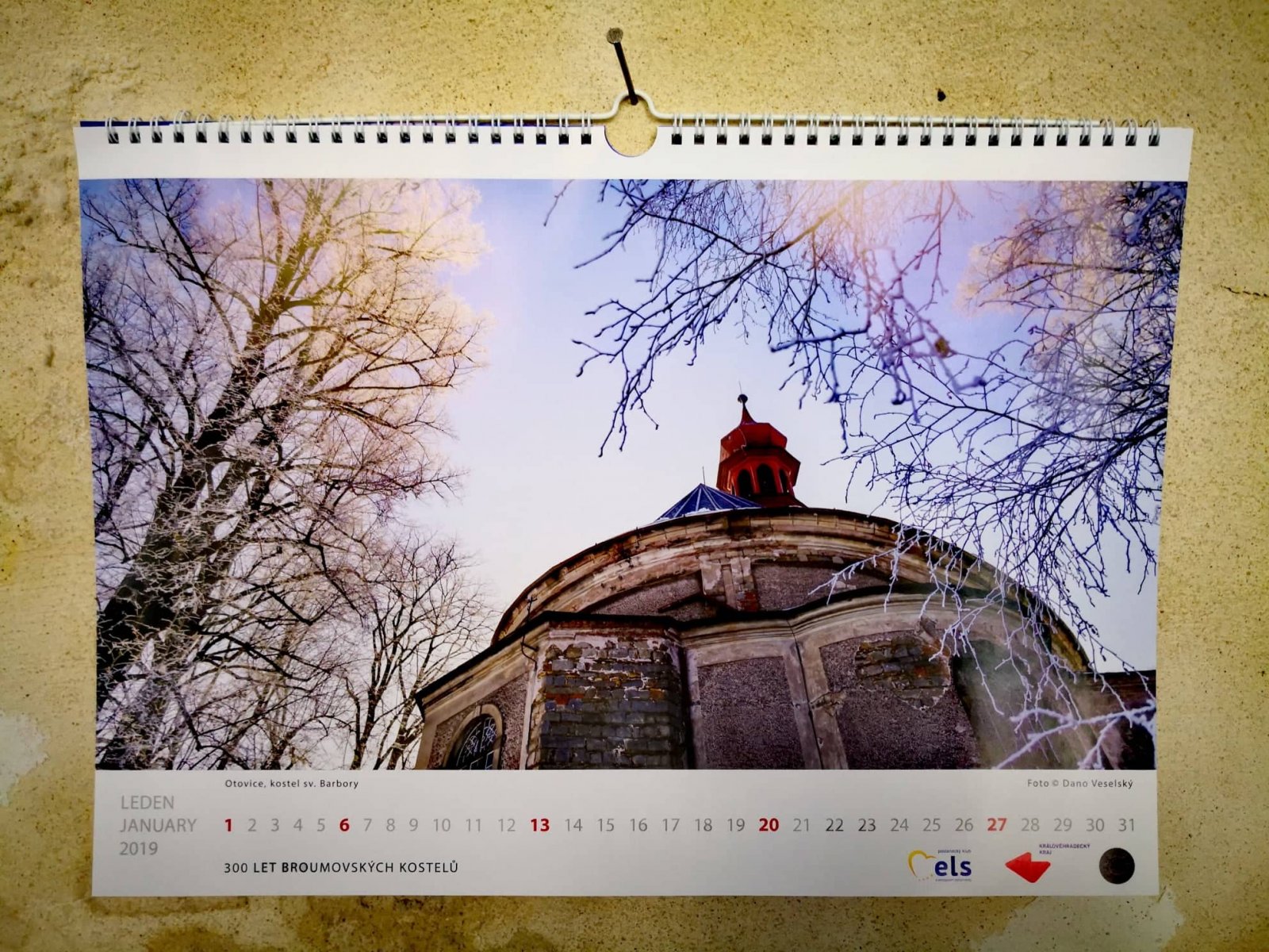 Své 300. narozeniny oslavily broumovské kostely v Bruselu speciálním charitativním kalendářem