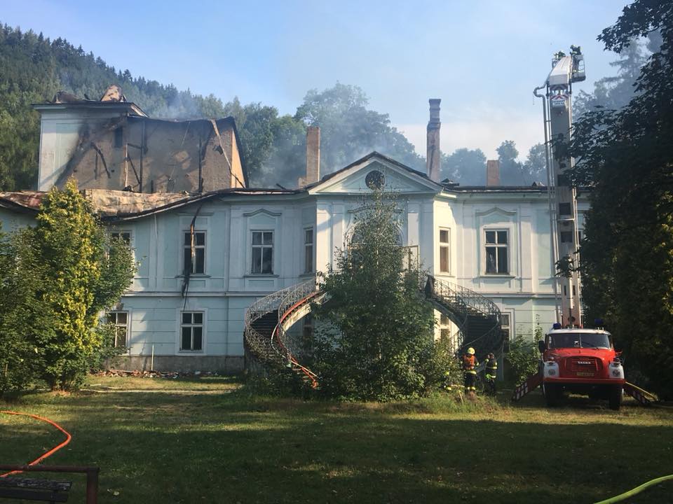 Hasiči dostali požár opuštěného barokního zámku v Horním Maršově pod kontrolu
