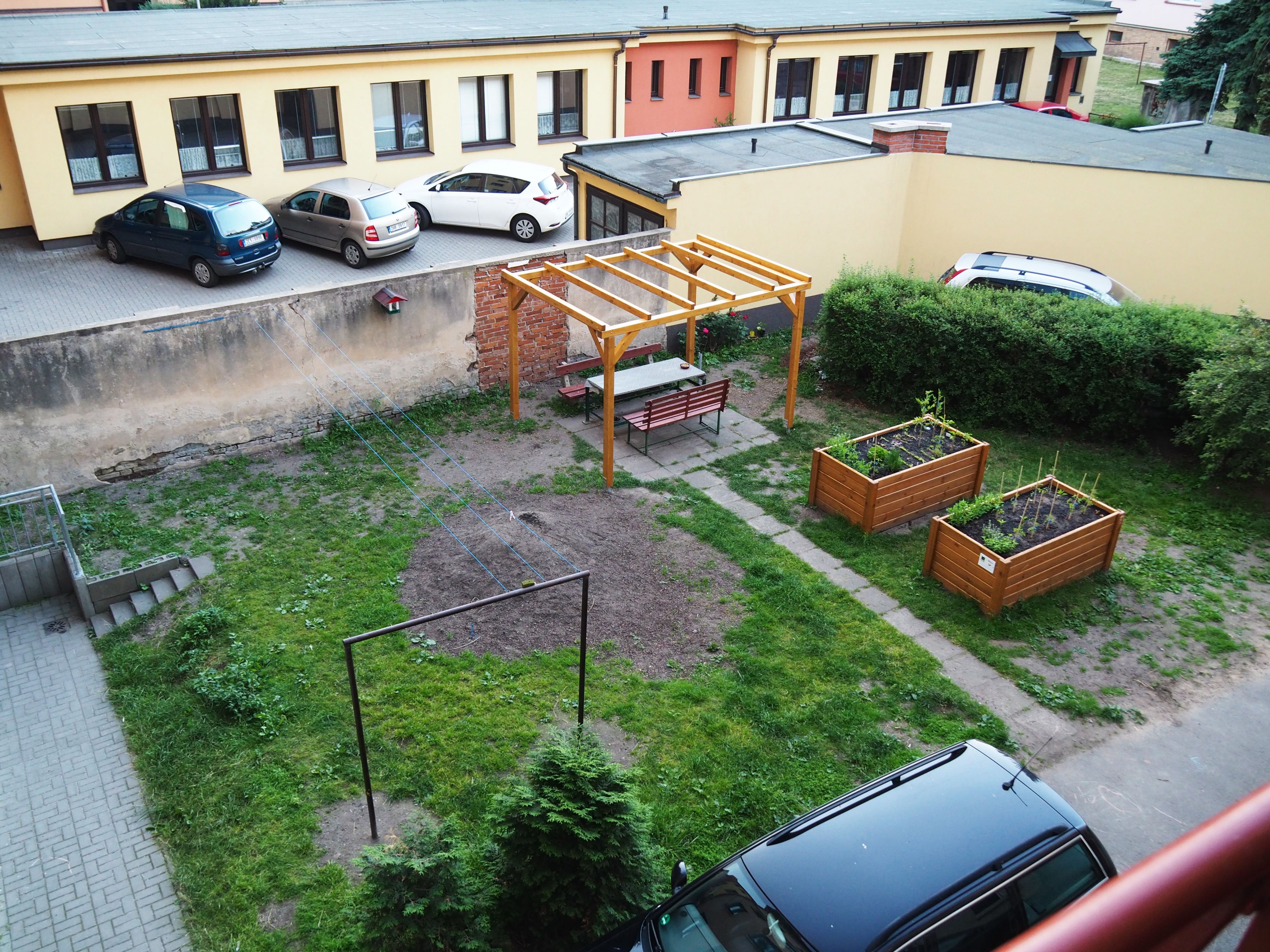 V Hradci Králové si sousedé osazují zelení část vnitrobloku