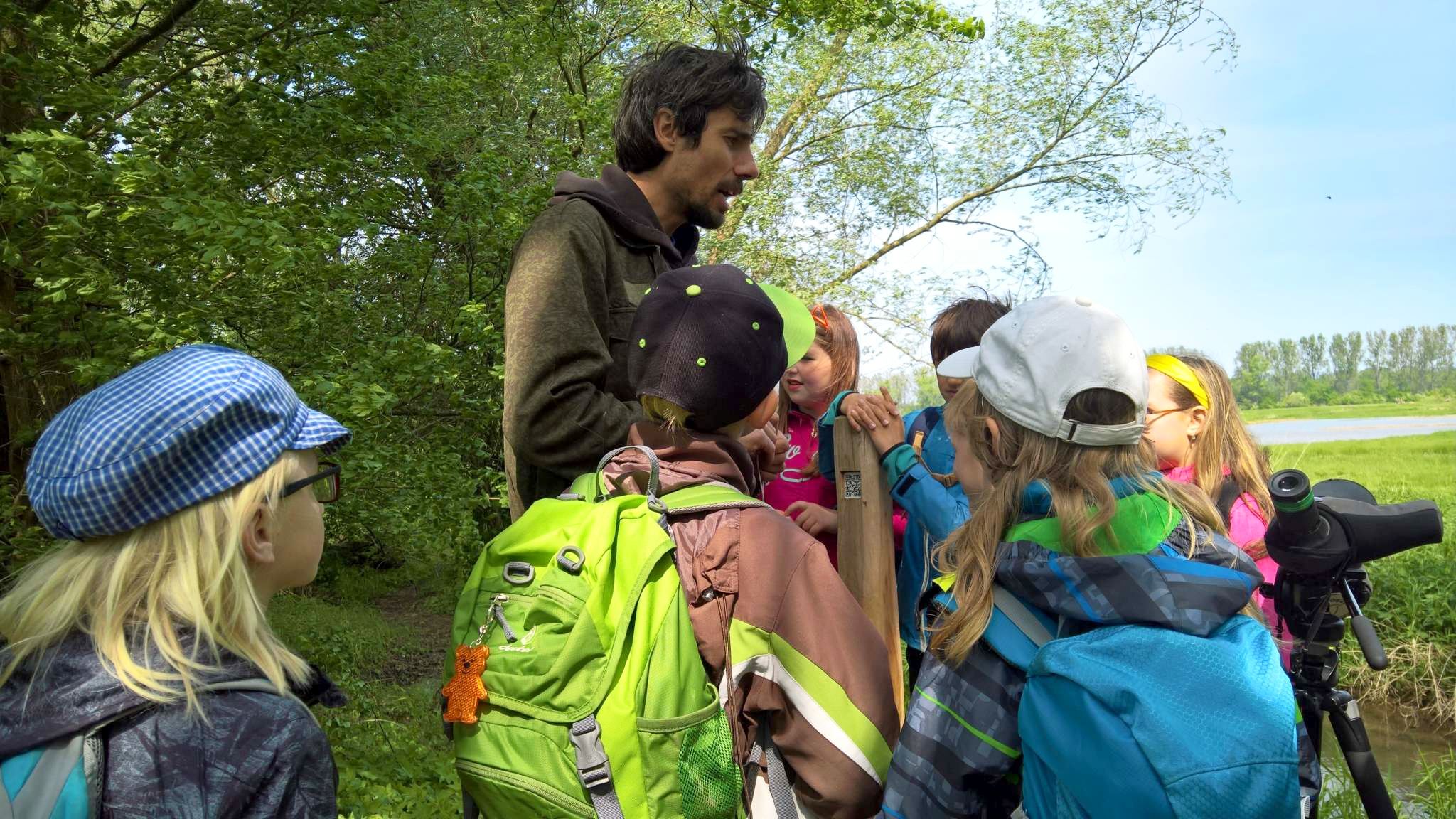 Ornitolog Břeněk Michálek s dětmi při exkurzi v přírodě