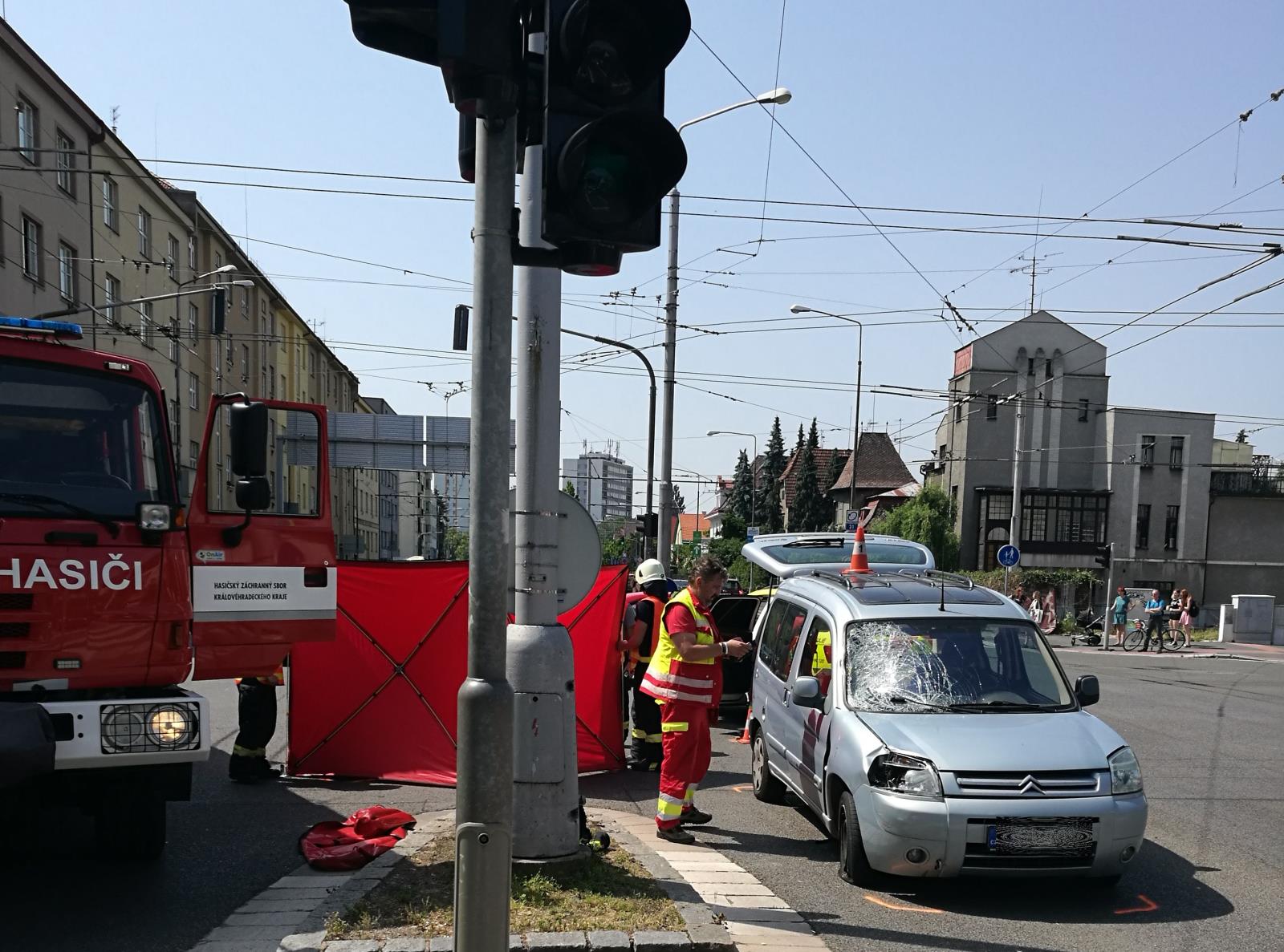 Tragická dopravní nehoda v Hradci Králové na křižovatce ulic Gočárova a Střelecká