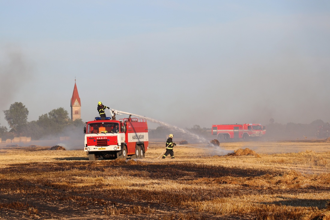 Požár na poli v katastru obce Barchov v okrese Hradec Králové
