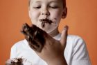 chlapec, čokoláda, nutela, nezdravé stravovací návyky, sladkosti