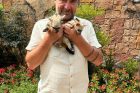Ředitel dvorského safari parku Přemysl Rabas při veterinární kontrole hyenek, které se později povedlo získat pro zoo