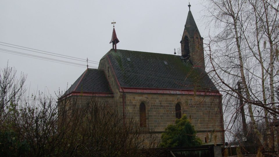 Novogotický kostel sv. Jana Křtitele ve Svatojánském Újezdu stojí jen několik metrů od Slunečního domu manželů Francových