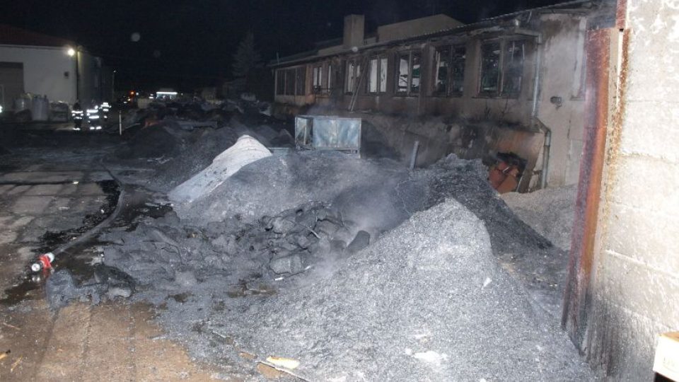 V areálu průmyslových podniků v Libuni hořely plasty