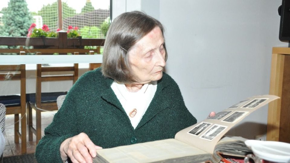 Květa Stárková dcera  popraveného Jana Sedláčka prohlíží album s historickými fotografiemi ze sokolského života svého otce