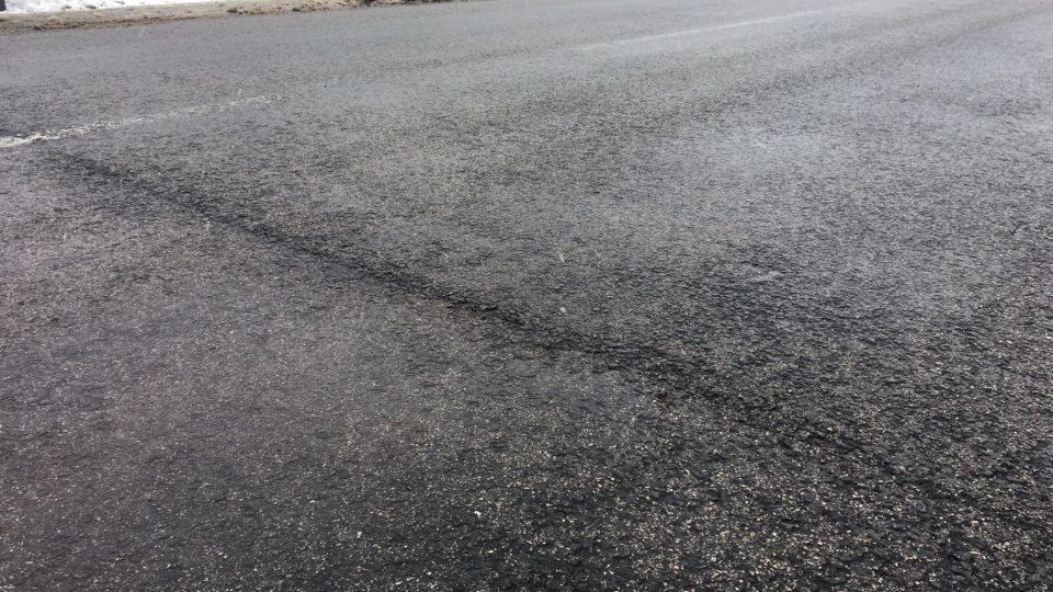 Obyvatelé Pěkova u Police nad Metují si stěžují na špatně opravenou silnici