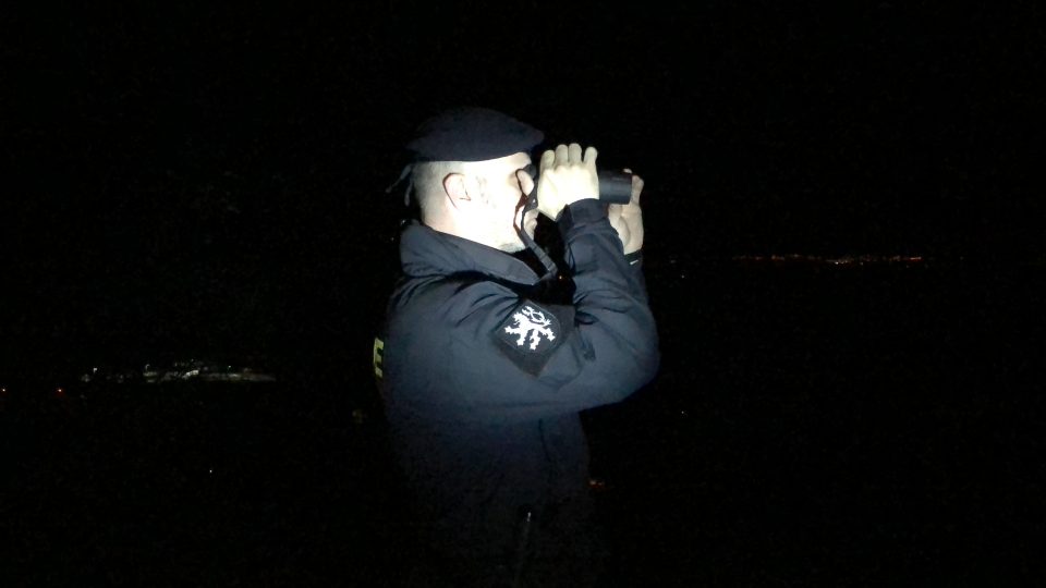Čeští policisté sledují pohyb na hranici i v noci. Díky termovizi vidí i ve tmě