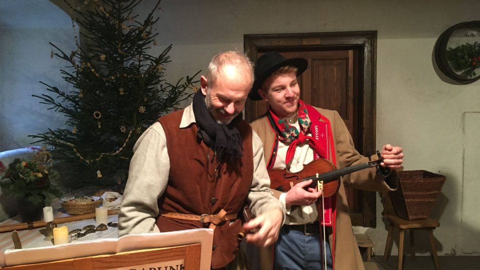 Hudebník Michael Pospíšil a student Vojtěch Mrovjec hrají na Rudrově mlýně koledy a vánoční písně