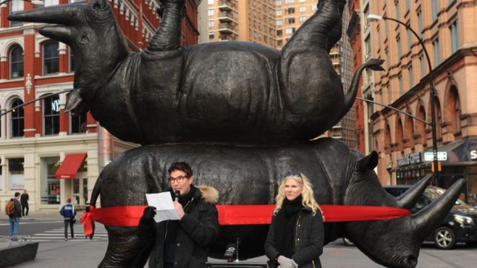 Největší socha nosorožců na světě je v New Yorku