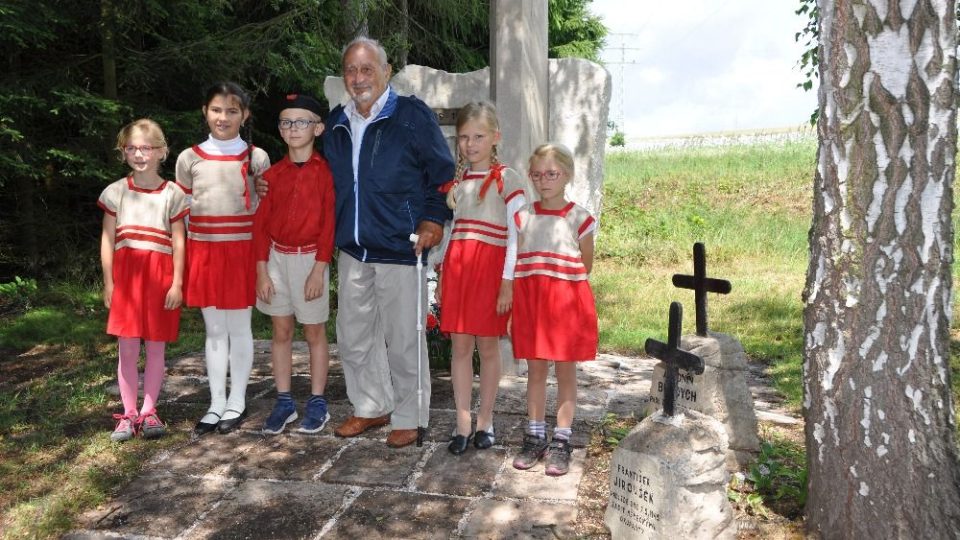 Antonín Burdych se sokolskými dětmi u pomníku na Končinách v červenci 2017