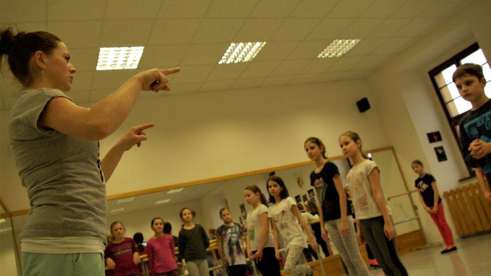 Učitelka hudebního oboru Alena Dušková vysvětluje strategii tanečního obrazu