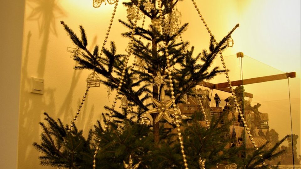 Stříbrný vánoční strom s novodobými perličkovými ozdobami z Poniklé